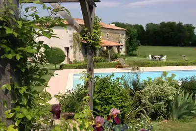 Image de Superbe maison de campagne traditionnelle, cadre paisible, proche commodités, piscine