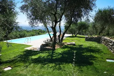 Image de Royal Villait is a rural residence, reserved only for lovers of Silence, of Olive trees but above all of the breathtaking panorama of the city of Lucca. It is located in the hills south / south west of Lucca, well exposed to the sun, 10 minutes from the