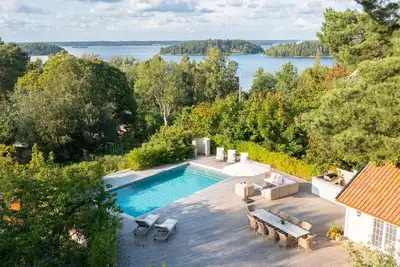 Image de Villa Solfjäder offers a luxurious retreat in the stunning Stockholm archipelago.