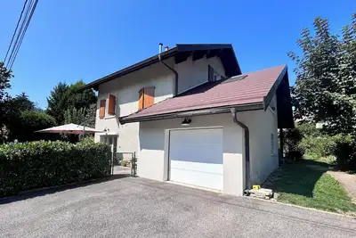 Image de Cozy home au lac d’Annecy – plage à pied, jardin privé, poêle à bois & montagnes