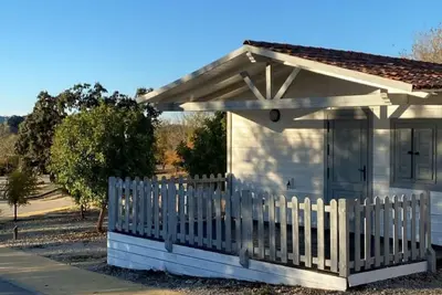 Image de Bungalow confortable avec terrasse