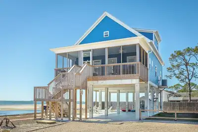 Image de Coral Shores – Bayfront 4br Retreat w/ Private Balconies & Beach