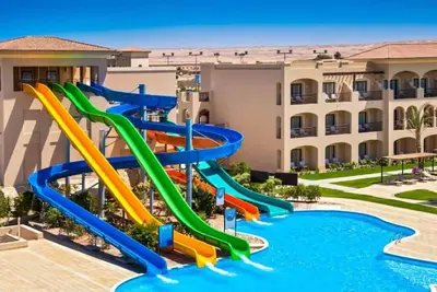 Image de Beachfront Comfort Meets Elegance in a Room with Pool View Designed for Families