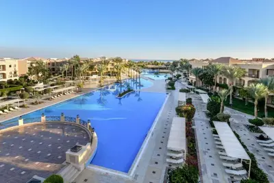 Image de Family-Friendly 3 Swim-Up Rooms with Aqua Park & Close to Diving Spots