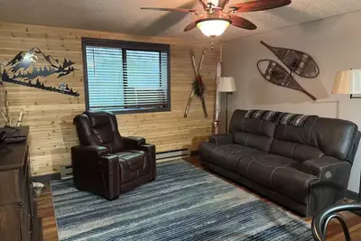 Image de Kick back and relax in this calm, stylish condo in the Hills