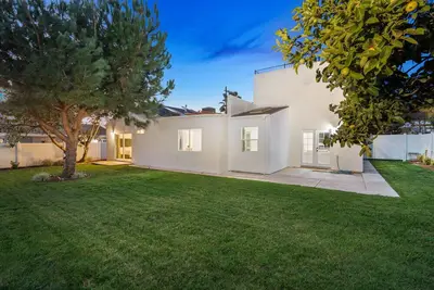 Image de Spacious Modern Home with Rooftop & Private Backyard