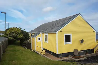 Image de Yellow House On The Hill