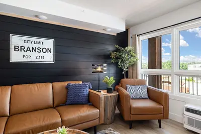 Image de The Landing Loft! Walk to Downtown, Pools, Fishing, Gym, Scenic Train Station. .