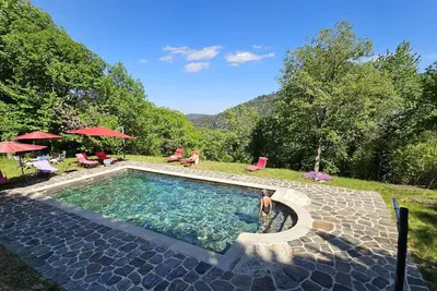 Image de Maison de vacances « Grand Mas Avec Piscine » : Vue Montagne, Piscine et Terrasse Privées