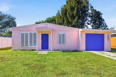 Image de 3-bedroom Coastal Cottage in serene Melbourne Florida, 5 miles from the beach.