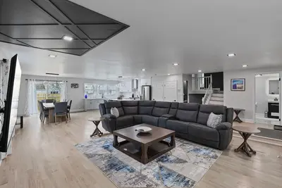 Image de Angel: Beautiful Spacious Modern house w/ large Fully Fenced yard!