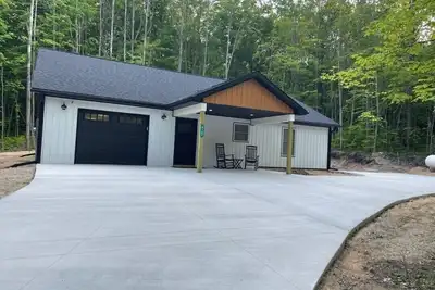Image de Newly built barndominium in the forest.