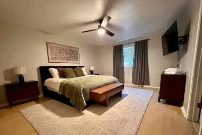 Image de Welcome to Landman's Escape, a modern haven where comfort meets style.