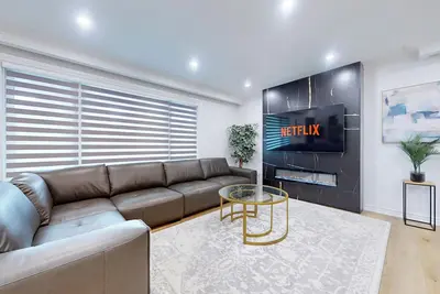 Image de Luxury 7 Bedroom Home [Near Rogers Stadium/Downsview by Bathurst & Sheppard]