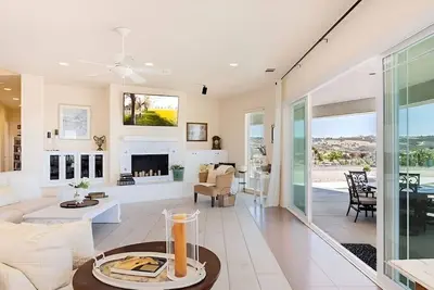 Image de Temecula Wine Country Hilltop Estate – 360° Views & Heavenly Sunsets