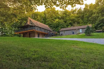 Image de ‘Shady Point Retreat’ w/ Hot Tub & Pickleball!