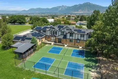 Image de Serene 9-Bedroom Orchard Villa w/2 Pickleball Courts, Events, Large Groups