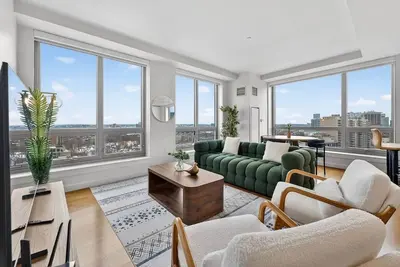 Image de 2br/2ba Downtown | Skyline Views + Luxury Comfort