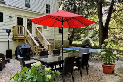 Image de Light-filled, Stylish, Farmhouse Colonial, Egremont Ma