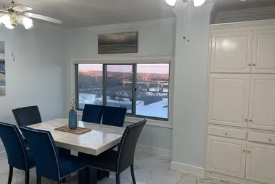 Image de 3 Bdrm Condo on the River Downtn Augusta: security, parking garage, gym & sauna