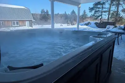 Image de Maison de campagne tout équipée au bord de la rivière avec jacuzzi.