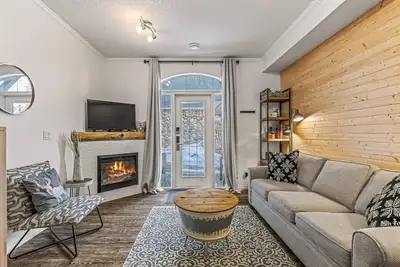 Image de Mystic 2br Townhome. Near Dt with Pool & Hot tub!