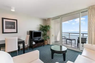 Image de Sky-High Oceanfront Retreat – 21st-Floor Penthouse