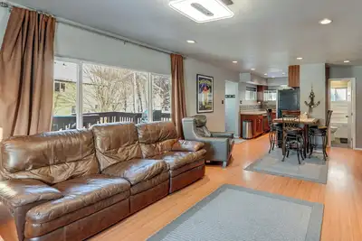 Image de Hike, Bike & Ski! Cozy Anchorage Townhome