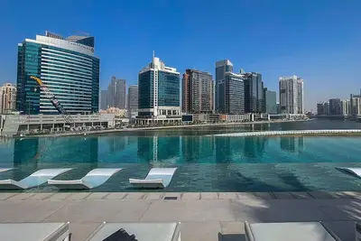 Image de 1 Bed in Peninsula 3 with Full Canal Views