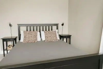 Image de Stunning 2 Bed Home on Village High street close to Manchester City and Airport