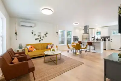 Image de Retro-Chic • Walk to Galleries + Cafés • Fenced