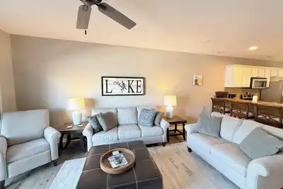 Image de Lakeside Sunrise Water Views