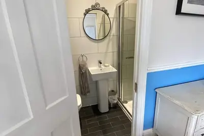 Image de Colourful and spacious house with large back garden near city centre