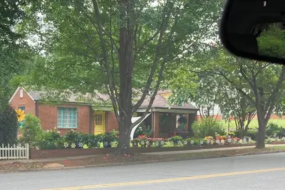 Image de Cozy 1925 Brick Bungalow on the Boulevard
