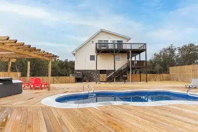 Image de Outdoor Oasis - Rare smaller home, perfect for 1-2 families - 5 min to beach