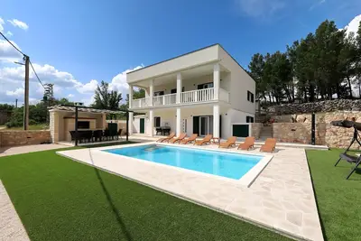 Image de Villa avec piscine à Kruševo pour 10 personnes
