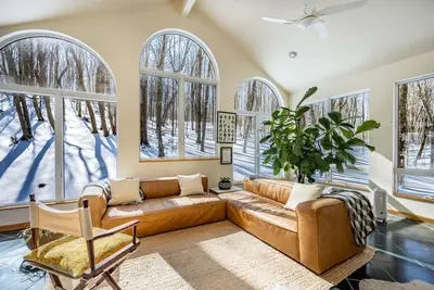 Image de Pet Friendly GeoDome Home w Firepit Prime Location