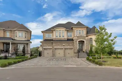 Image de Luxury Estate-Style Home ~Premium Comfort ~Games