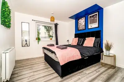 Image de Sleek and Stylish 3 Bed in Greenock - Sleeps 8