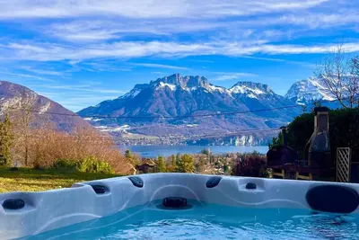 Image de This villa is a 5 bedroom(s), 1. 5 bathrooms, located in Sévrier, Auvergne-Rhône-Alpes.