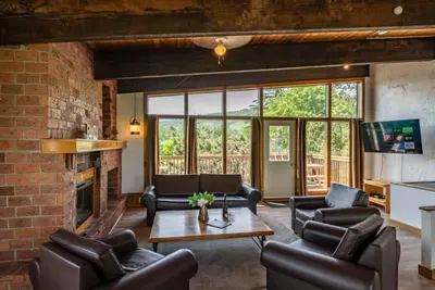 Image de 6 Br Blue Mountain Cottage|Private Beach|Hot Tub|Sauna, Ping Pong Table