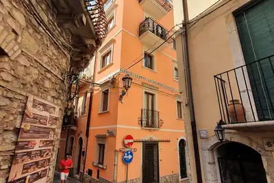 Image de Elegant villa in prime central location Taormina with terrace