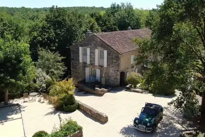 Image de Gîte « La Gariotte » avec piscine et jacuzzi partagés.