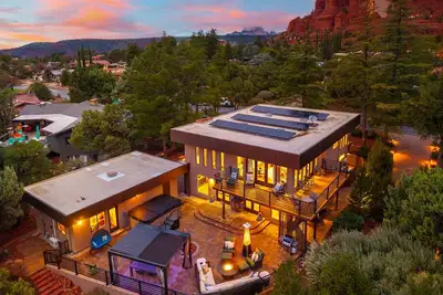 Image de New| Luxe Chapel Garden Retreat | Chapel Views!