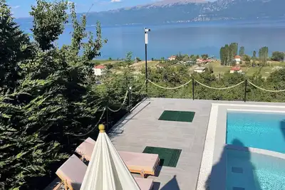 Image de Bella Vista Lake Villa • Jacuzzi • Balcony • Perfect for Groups