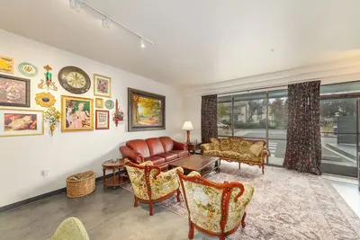 Image de Stylish South Hill Retreat, Queen Bed and Sofa Sleeper, Full Kitchen, Parking