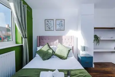 Image de The Lyme Lounge- Stylish 3br Retreat w/ Parking