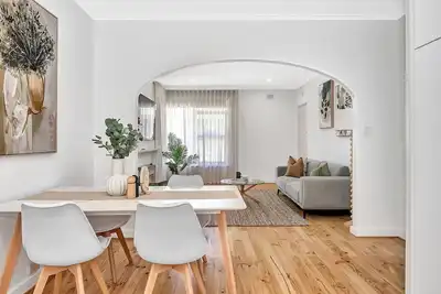 Image de Stylish Glenelg Stay with Alfresco and Comfort