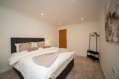 Image de Luxury 5-Bed | Windsor Sleeps 9 | Private Parking