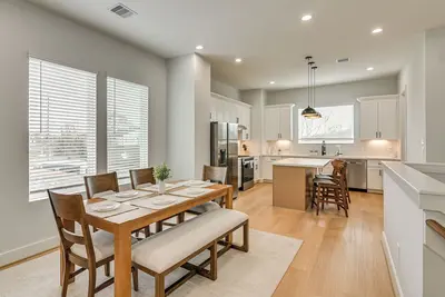 Image de Near Nrg Stadium: Group-Friendly Home Base!